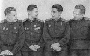 st.lejt. A.P. Mariesjew (drugi od prawej) w 63 GIAP